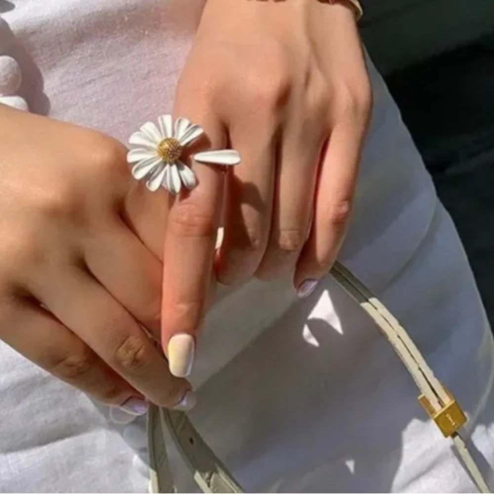 Into The Bloom Daisy Flower Ring - Picture 3 of 12